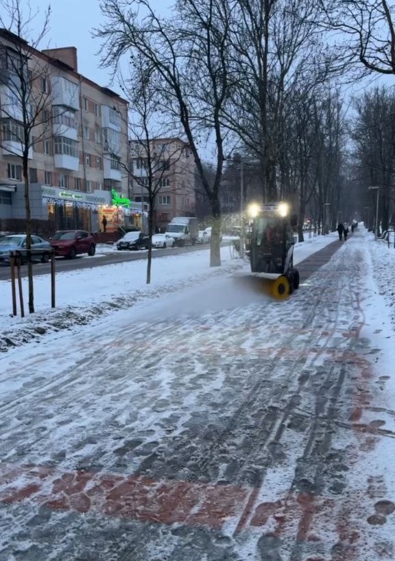 Сніг і мороз до -9°C: комунальні служби Вінниці з вечора обробляють та очищають міські шляхи